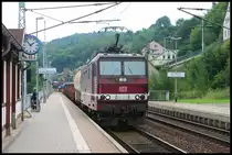 Ohne Lok Nummern Schild auf der Stirnfront kommt hier eine DB 180 mit einem Güterzug aus Tschechien am 26.8.2006 durch den Bahnhof Königsstein an der Elbe.
