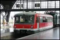Ehemaliger DR Triebwagen hier in neuester DB Lackierung als 772342 Museumsfahrzeug am 26.8.2006 im HBF Leipzig.