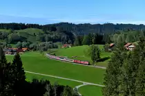 Bei Oberthalhofen konnte ich am 29. September 2019 den EC 195 auf seiner Fahrt nach München HBF aufnehmen. Es führten die beiden Mühldorfer Maschinen 218 433 und 430. Auch dieser Zug fuhr aufgrund des Oktoberfestes um einen Wagen verstärkt. Am Horizont kündigte sich schon die nahende Schlechtwetterfront an. 