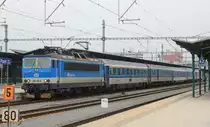 362 129 mit IC bei der Einfahrt in Plzeň hlavní nádraží am 24.11.2019. 
