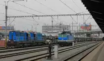 742 397 in Doppeltraktion mit Schwesterfahrzeug an Automotiveganzzug während eines kurzen Aufenthalts in Plzeň hlavní nádraží am 24.11.2019. Nebenan ist 362 054 abgestellt. 