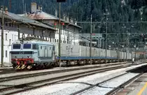 FS-Trenitalia E.652 123 mit einem Roadrailerzug der BTZ (Bayerische Trailerzug Gesellschaft f�r bimodalen G�terverkehr) wartet auf die Abfahrt in Richtung Bolzano/Brenner (Bahnhof Brennero/Brenner, 23.08.2001); digitalisiertes Dia. - Diese Form des Transports von Sattelaufliegern, bei dem der vordere und hintere Teil auf je einem speziellen Drehgestell ruht, hatte sich nicht bew�hrt und wurde nach einigen Jahren wieder eingestellt. Die BTZ musste in der Folge Insolvenz anmelden.



