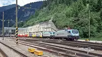 Durch den Bahnhof Brennero/Brenner verl�uft nicht nur die Grenze zwischen �sterreich und Italien, sondern es befindet sich auch die Trennstelle zwischen dem �sterreichischen und italienischen Bahnstromsystem. - RTC EU43-005 und EU43-002 ziehen Siemens Dispolok ES 64 U2-029 (182 529) und ES 64 U2-036 (182 536), die mit einem Container-/KLV-Zug stromlos bis unter die italienische Fahrleitung gerollt sind, vom G�terzug ab, um sie dann auf einem freien Gleis wieder unter die �sterreichische Fahrleitung zu sto�en. Anschlie�end werden sich die beiden RTC-Loks vor den G�terzug in Richtung Bozen setzen (Bahnhof Brennero/Brenner, 30.06.05); digitalisiertes Dia.