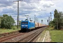 Hackschnitzelzug mit 145 085-7 (145 030-7) der Eisenbahn-Bau- und Betriebsgesellschaft Pressnitztalbahn mbH (PRESS) durchfährt den Bahnhof Güterglück auf der Bahnstrecke Biederitz–Trebnitz (KBS 254) Richtung Biederitz.
[10.8.2019 | 12:40 Uhr]