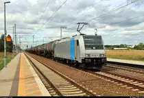 Kesselzug mit 185 691-3 der Railpool GmbH, vermietet an die HSL Logistik GmbH (HSL), durchfährt den Bahnhof Rodleben auf der Bahnstrecke Trebnitz–Leipzig (KBS 254) Richtung Gleisdreieck.
[10.8.2019 | 13:23 Uhr]