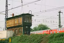  06.Mai 2006, im südlichen Vorfeld des Bahnhofes Dresden-Neustadt steht dieses Stellwerk. Seine Aufgaben hat wohl längst der weiße Kasten am linken Bildrand übernommen.