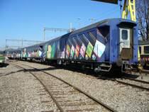 SOB - Personenwagen BC 50 48 50-03 423-8 und BC 50 48 55-03 422-0 und WR 50 48 88-03 421-3 mit Vollwerbung abgestellt im Bahnhofsareal von Samstagern am 11.03.2007
