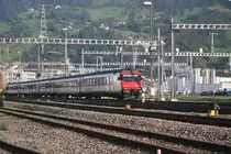 Eim Imtercity von Zürich fährt durch das Gleisvorfeld von Sargans nach Chur. Schublok ist die Re 460 044.

Sargans, 23.08.2019