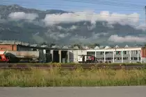 Ansicht vom Innern des ringlockschuppens von Sargans. Im rechten Teil sind Büros eingebaut worden, während die linke Seite noch immer im Ursprungszustand zu sehen ist. Standort ist die Industriestrasse gegenüber.

Sargans, 23.08.2019