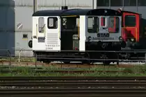 Auf der Drehscheibe vor dem Lokschuppen sonnt sich der Werktraktor des STAG Bahnwagenservice, der im Depot Sargans beheimatet ist. Es handelt sich um den Tm 230 751 (NVR: 98 85 5230 751-0 CH-BWSHO). Der vom Hersteller RACO im Jahr 1951 gebaute Traktor wurde von den SBB als Tm II 751 am 30.03.1951 in Betrieb genommen.

Sargans, 23.08.2019