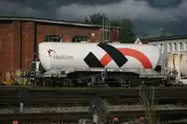 Der Zementsilowagen der Gattung Uacns mit der NVR Nummer 33 85 9326 035-3 (CH-HOLCH) steht vor dem Ringlokschuppen in Sargans.

Sargans, 23.08.2019