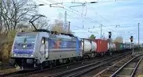 RTB CARGO GmbH, Düren [D] mit der Railpool  186 300-0  [NVR-Nummer: 91 80 6186 300-0 D-Rpool] und Containerzug Richtung Frankfurt/Oder am 28.11.19 Berlin Hirschgarten. 