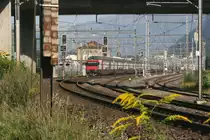 Der Dosto IC mit einer mir unbekannt gebliebenen Re 460 als Schublok hat soeben den Bahnhof Sargans durchfahren und eilt nun seinem nächsten Haltepunkt Landquart entgegen.
Mein Standort ist auf einem Feldweg parallel zur Schlaufe nach Buchs SG.

Sargans, 23.08.2019