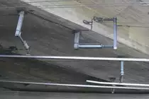 Unter der Autobahnbrücke bei Sargans konnte ich die Fahrleitung auf der Strecke von Sargans nach Chur ablichten: eine Art Stromschiene bewerkstelligt die Stromversorgung.

Sargans, 23.08.2019
