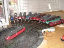 Da ich keine Anlage besitze hatte ich dieses Wochenende eine Teppichanlage aufgebaut! Hier ist die Drehscheibe zu sehen und einige BR 232 (v.l. Roco Werbelok (AC), 232 100 (AC, Sound), 232 902 (AC, Sound), 232 382 (AC, Sound), 232 037 Sonderlackierung Ei.L.T (AC, Sound), 132 105 (AC), 232 333 (AC, Sound), 232 683 (AC, Sound), 132 201 (AC), 132 256 (AC), 234 304 (AC, Sound)), auf der B�hne steht noch 217 016 (AC) und ein Schienenbus von M�rklin ist auch noch dabei! Die DC Loks werden nach und nach von mir auf AC umgebaut! (08.07.2007)