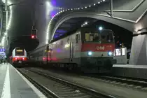 Der D852 von Graz Hbf nach Wien Hbf besteht in der Regel aus zwei Reisezugwagen wird aber auch hin und wieder genutzt um Wagen nach Wien in die Werkstatt zu bringen. Diese wagen sind dann leer und abgesperrt.
Am Abend des 2.12.2019 steht die 1144 098 mit dem D852 in Graz Hbf abfahrbereit in Richtung Wien Hbf.

