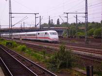 Ein ICE 1 donnert an der S-Bahn-Station Hamburg-Wilhelmsburg vorbei in Richtung Hauptbahnhof. 01.07.07