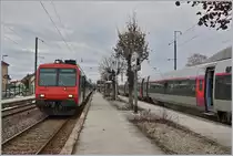 Es ist schon fast Winter geworden, der erste Schnee bereits gefallen und wieder geschmolzen die Bäume schon fast blätterlos und erneut wartet der SBB NPZ RE nach Neuchâtel in Frasne auf Anschlussreisende des TGV Lyria. Zwischenzeitlich ist der TGV bereits für sein neues Einsatzgebiet in InOui Farben gehalten, und auch die Tage des NPZ sind gezählt, ab dem Fahrplanwechsel wird ein Flirt France+ (RABe 522 N° 201, 202, 212-214) die Anschlussreisende des Lyria Doppelstock TGV nach Neuchâtel bringen. 

23. Nov. 2019