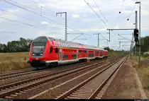 DABpbzfa mit Schublok 146 012-0 der Elbe-Saale-Bahn (DB Regio Südost) als RE 16358 (RE8) von Halle(Saale)Hbf nach Magdeburg Hbf über Dessau Hbf erreicht den Bahnhof Rodleben auf der Bahnstrecke Trebnitz–Leipzig (KBS 254).
Aufgenommen am Ende des Bahnsteigs 1.
[10.8.2019 | 14:58 Uhr]