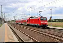 Nachschuss auf 146 012-0 der Elbe-Saale-Bahn (DB Regio Südost) als RE 16358 (RE8) von Halle(Saale)Hbf nach Magdeburg Hbf über Dessau Hbf, der den Bahnhof Rodleben auf der Bahnstrecke Trebnitz–Leipzig (KBS 254) erreicht.
[10.8.2019 | 14:58 Uhr]