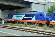 Blick auf 187 317-3, mit Eigenwerbung, der Raildox GmbH & Co. KG, die zusammen mit 076 109-2 in Dessau Hbf abgestellt ist.
Aufgenommen von Bahnsteig 2/3.
[10.8.2019 | 15:15 Uhr]
