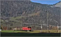 5151 mit der Ge 6/6 II 701  Raetia  hat auch gleich die Steigung nach Bonaduz überwunden. (25.11.2019)