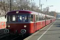 Schienenbusse der BR 798 752-2 im Raum Köln unterwegs.
Am 30. November 2019 wurde ich in Köln Südbahnhof von einem Sonderzug bestehend aus sechs Einheiten überrascht.
Foto: Walter Ruetsch  