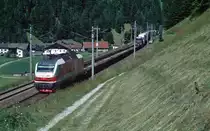 ÖBB 1012 002 hängt am Schluss einer RoLa in Richtung Innsbruck (St. Jodok, 27.06.2000); digitalisiertes Dia. - Von der Br 1822 wurden nur drei Exemplare gebaut, die im Jahr 2007 an das schwedische EVU Hectorrail verkauft wurden.