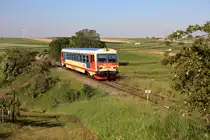 Am frühen Morgen des 3. Juni 2019 ist der 5047.028 am Weg von Obersdorf nach Groß Schweinbarth. Hier ist der Triebwagen zwischen Auersthal und Raggendorf zu sehen.