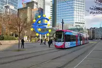 VGF Bombardier Flexity Classic S-Wagen 235 am 30.11.19 am Willy Brandt Platz in Frankfurt am Main mit neuer Tel Aviv Vollwerbung