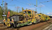 Eine P&T Typ USP 2010 SWS: Universalschotterverteil- und Planiermaschine für Gleise und Weichen mit Flankenpflügen (D-JT 99 80 9425 032-6) der Fa. JumboTec am Haken einer P&T STOPFEXPRESS 09-3X der selben Firma am 29.10.19 Durchfahrt Bf. Flughafen Berlin Schönefeld.