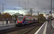 Zwei Euregiobahn (RB20) kommen aus Stolberg-Rheinland-Hbf nach Stolberg-Altstadt,Düren und kammen die Kohlscheider-Rampe hoch aus Richtung Herzogenrath und hilten in Kohlscheid und fuhren dann Weiter in Richtung Richterich,Laurensberg,Aachen-West,Aachen-Schanz,Aachen-Hbf. Aufgenommen von Bahnsteig 1 in Kohlscheid.
Bei Wolken am Nachmittag vom 19.11.2019.