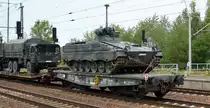 Drehgestell-Flachwagen der Bundeswehr mit der Nr. 33 RIV 80 D-BW 3994 181-4 Bf.Munster(Örtze)Süd beladen mit einem Schützenpanzer Marder der Bundeswehr in einem Militärzug am 07.08.19 Bf. Flughafen Berlin Schönefeld.