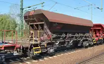 Französischer Drehgestell-Schüttgutwagen mit dosierbarer Schwerkraftentladung vom Einsteller SGW mit dser Nr. 33 RIV 87 F-SGW 6941 162-4 Facs vermietet an WFL in einem Schotterzug am 11.09.19 Bf. Flughafen Berlin Schönefeld.
