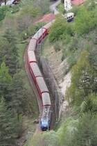 Kurz nach dem Bahnhof Filisur schl�ngelt sich der Albulaschnellzug nach St. Moritz den Hang entlang. Aufgenommen am 2. Mai 2007 von der Ruine Greifenstein mit einem Teleobjektiv.