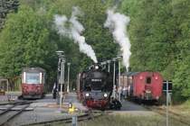  Gro�er Bahnhof  in Alexisbad. Auf Gleis 1 steht 187 019 zur Fahrt nach Nordhausen, auf Gleis 2 steht 99 6001 zur Fahrt nach Harzgerode und auf Gleis 3 99 5906 zur Fahrt nach Quedlinburg; 08.07.2007
