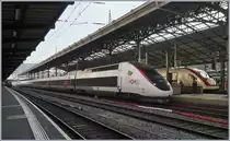 Da Lyria ihre Flotte auf den Fahrplanwechsel von 19 POS auf 15 Euroduplex TGV-Züge umstellt, werden die POS ab Fahrplanwechsel in ein neues Einsatzgebiet versetzt und dazu bereits farblich angepasst: Der  InOui  TGV 4404 ist als TGV Lyria 9261 von Paris an seinem Ziel in Lausanne angekommen und wird nun bis zur Bereitstellung der baldigen Rückfahrt in die Abstellgruppe fahren, wie übrigens auch der ICN auf dem Nachbargleis.

4. Dezember 2019