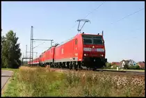 Gleich drei Lokomotiven vor einem Regionalzug sieht man auch nicht alle Tage. Am 12.09.2006 kam diese Zusammenstellung mir bei Dedensen auf der Fahrt in Richtung Hannover vor die Linse. Die drei Lokomotiven waren 146107, 143163 und 111143, also alles Loks, die damals ansonsten einzeln vor Regionalzügen zu beobachten waren.