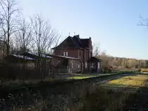 Das ehemalige Bahnhofsgebäude von Prenzlau Vorstadt am 30.November 2019.Die ehemaligen Bahnsteige sind noch zuerkennen,nur die Gleise sind entfernt.