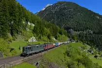 Re 420 330 und eine Re 620 mit einem KLV am 21.05.2016 bei Wassen.