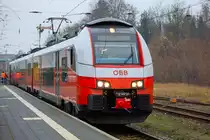ÖBB Cityjet (Desiro ML)4746 556 für ODEG fahrend auf Einweisungsfahrt ist  in Sassnitz angekommen, ebenfalls eine Einweisung für die Arbeiten am Zug erhält gerade das Sassnitzer Reinigungspersonal. - 04.12.2019
