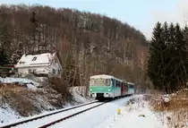 772 312, 972 771 und 772 367 fuhren am 15.12.18 von Adorf nach Schwarzenberg. Hier ist das Gespann in Schwarzenberg Neue Welt zu sehen.