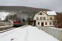132 334-4 (EBS) fuhr am 15.12.18 den Erzgebirge-Expess von Erfurt nach Schwarzenberg. Hier ist der Zug in Lauter zu sehen.