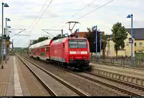 Nachschuss auf 146 009-6 der Elbe-Saale-Bahn (DB Regio Südost) als RE 16360 (RE8) von Halle(Saale)Hbf nach Magdeburg Hbf über Dessau Hbf, der den Hp Greppin auf der Bahnstrecke Trebnitz–Leipzig (KBS 251) durchfährt.
[10.8.2019 | 16:33 Uhr]