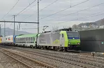 Re 485 018-6 der BLS durchfährt den Bahnhof Gelterkinden. Die Aufnahme stammt vom 25.11.2019.