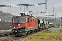 Re 420 242-0 wartet auf einem Nebengleis beim Bahnhof Gelterkinden auf die Weiterfahrt. Die Aufnahme stammt vom 25.11.2019.