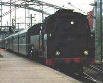 86 457 von Sch�nberg kommend , in Kiel Hbf einlaufend.....
          vom Licht noch gerade ausreichend....
      ( Letzter Zug der Sasion 2000 )