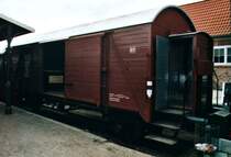 Frisch im Lack pr�sentiert sich im Sommer 2000 ,
ein Gedeckter G�terwagen mit Bremserhaus ,
Am Prellbock im Bhf Sch�nberg Strand ,
 keine 500m  ( in Fahrtrichtung , rechts beginnt die Ostsee )