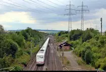 Unter den unverzichtbaren Strommasten:
Ein 401 als ICE 597 (Linie 11) von Berlin Hbf (tief) nach München Hbf passiert die Überleitstelle (Üst) Markgröningen Glems auf der Schnellfahrstrecke Mannheim–Stuttgart (KBS 770).
Aufgenommen von einer Brücke.
(zweite Neubearbeitung)
[28.7.2019 | 15:00 Uhr]