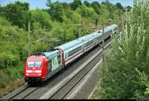 101 060-2, mit Werbung für den 37. Deutschen Evangelischen Kirchentag vom 19. bis 23.6.2019 in Dortmund, als IC 1918 (Linie 32) von Berchtesgaden Hbf (A) nach Köln Hbf (D) passiert die Überleitstelle (Üst) Markgröningen Glems auf der Schnellfahrstrecke Mannheim–Stuttgart (KBS 770).
Aufgenommen von einer Brücke.
(Neubearbeitung)
[28.7.2019 | 15:30 Uhr]